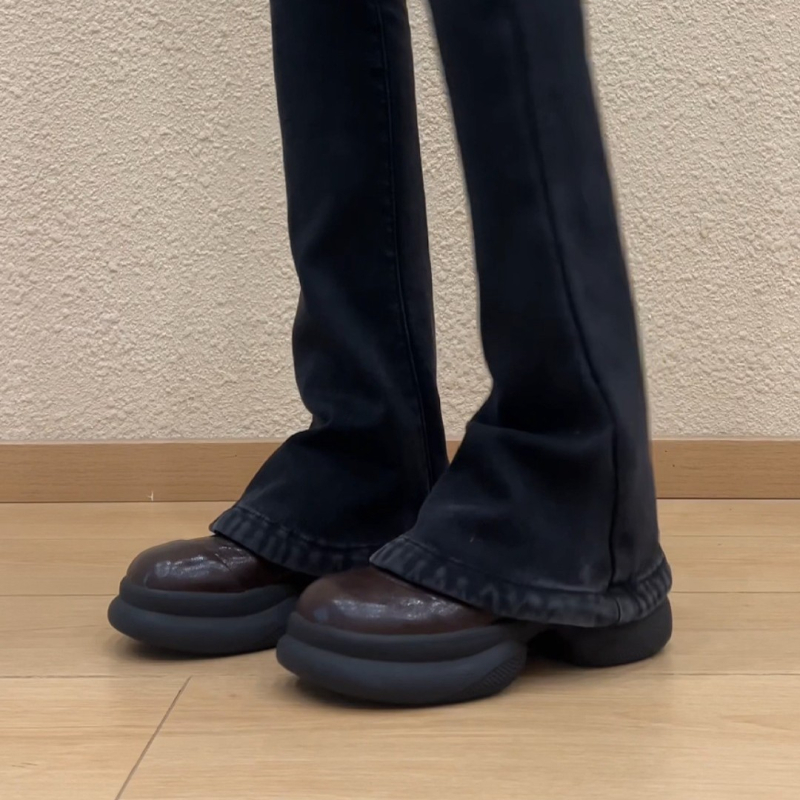 Loaferice od dvostruke kože, gornji dio od dvostruke kože, klinasti pet 6–8 cm, zatvaranje vezicama, gradski stil, jednofarbni uzorak