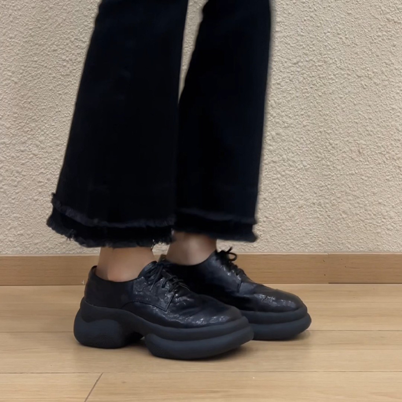Loaferice od dvostruke kože, gornji dio od dvostruke kože, klinasti pet 6–8 cm, zatvaranje vezicama, gradski stil, jednofarbni uzorak