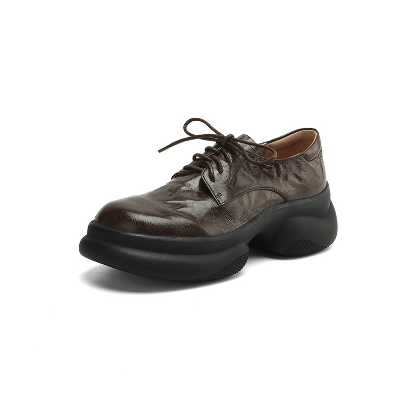 Loaferice od dvostruke kože, gornji dio od dvostruke kože, klinasti pet 6–8 cm, zatvaranje vezicama, gradski stil, jednofarbni uzorak