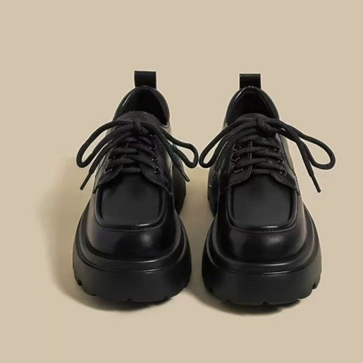 Ženske loaferice s PU gornjim slojem i patent kožom, unutarnja obloga od umjetnog krzna, gumena potplat, platforma sa srednjim visinom potpetice 3–5 cm, zatvaranje jednim kaišem, okrugli vrh