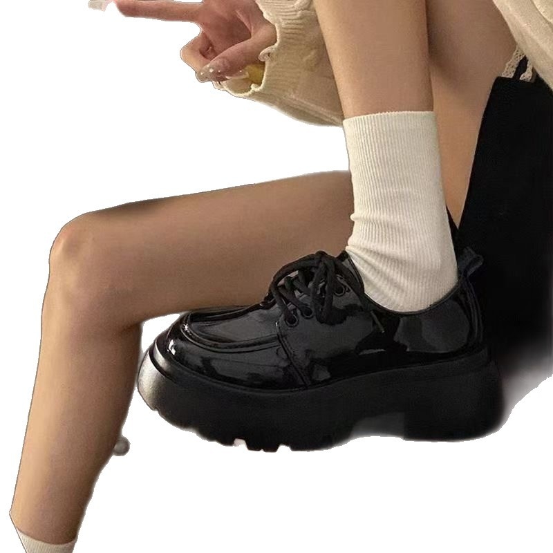 Ženske loaferice s PU gornjim slojem i patent kožom, unutarnja obloga od umjetnog krzna, gumena potplat, platforma sa srednjim visinom potpetice 3–5 cm, zatvaranje jednim kaišem, okrugli vrh
