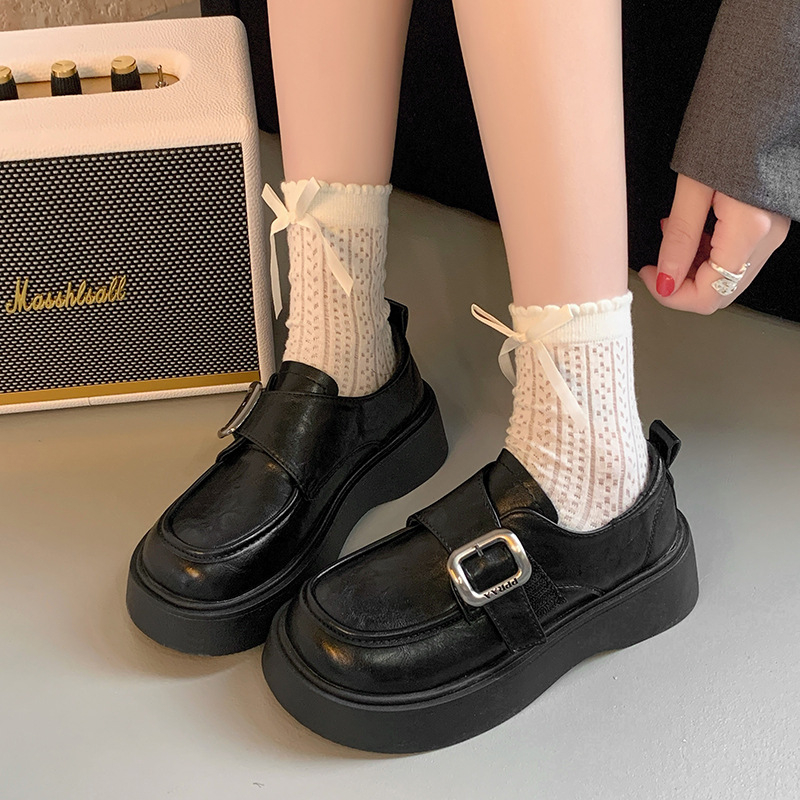 Mokasice: gornji dio PU, zaobljena špic, 3–5 cm visok pet, debeli đon, podstava od mikrovlaknaste kože