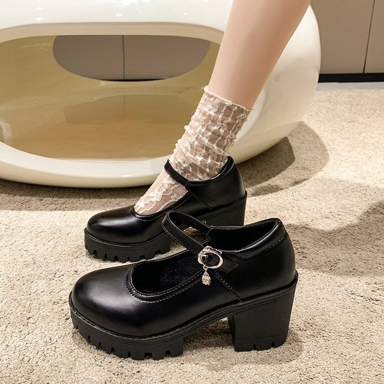 Női patent bőr cipő, egyrészes csattal záródó, vastag sarkú, 6–8 cm, kerek orr, gumitalap