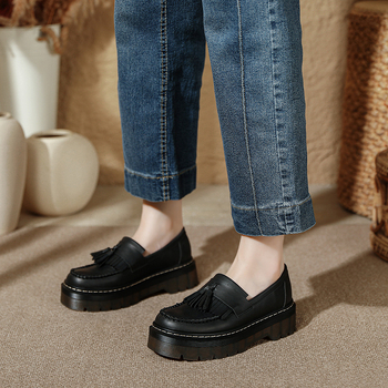 Loaferice s PU gornjim dijelom, okrugla nosnica, tassel detalj, platforma 4-6 cm, slip-on