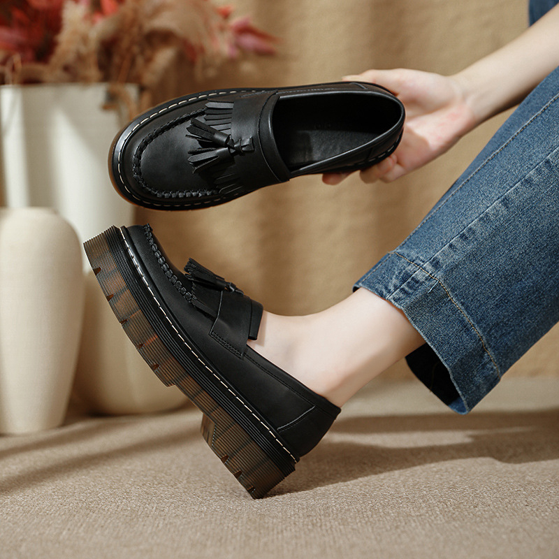 Loaferice s PU gornjim dijelom, okrugla nosnica, tassel detalj, platforma 4-6 cm, slip-on