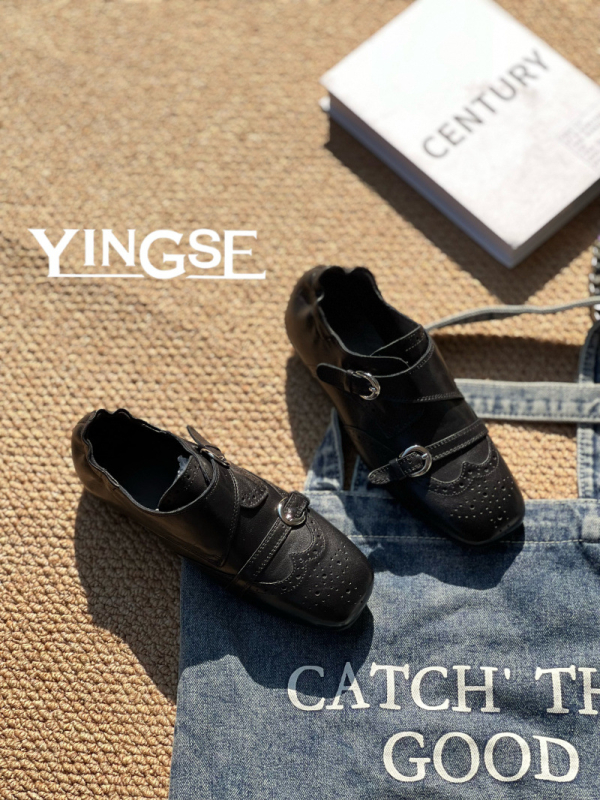 Női bőr slip-on loaferek, vintage brit stílusú, középmagasságú szár, kitten heel, csíkos mintázat, gumírozott talp