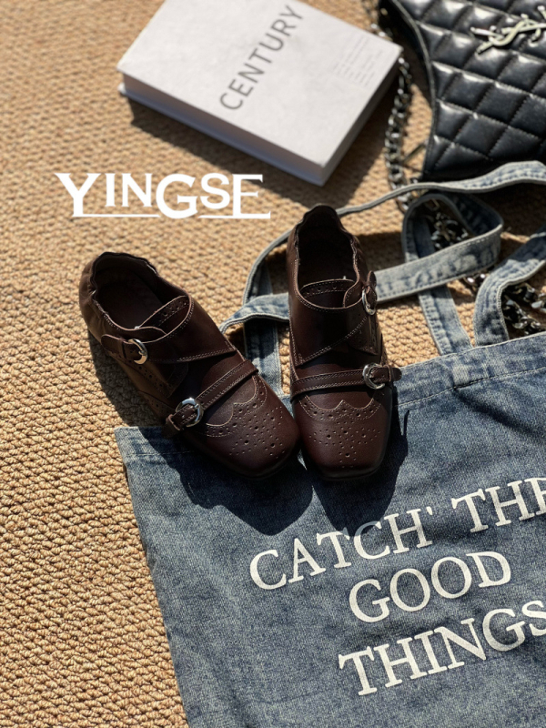 Női bőr slip-on loaferek, vintage brit stílusú, középmagasságú szár, kitten heel, csíkos mintázat, gumírozott talp