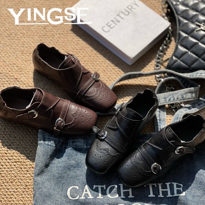 Női bőr slip-on loaferek, vintage brit stílusú, középmagasságú szár, kitten heel, csíkos mintázat, gumírozott talp