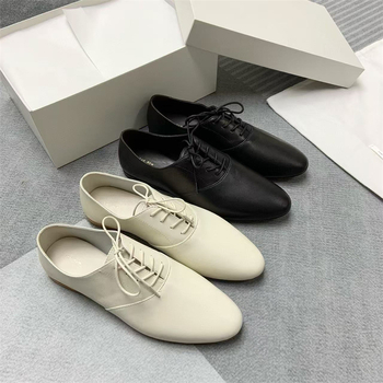 Női waxolt báránybőr loaferek, hegyes orr, lapos sarok, kötős zárás