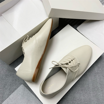 Női waxolt báránybőr loaferek, hegyes orr, lapos sarok, kötős zárás