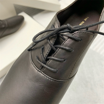 Női waxolt báránybőr loaferek, hegyes orr, lapos sarok, kötős zárás