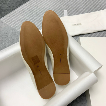 Női waxolt báránybőr loaferek, hegyes orr, lapos sarok, kötős zárás