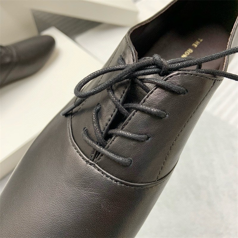 Női waxolt báránybőr loaferek, hegyes orr, lapos sarok, kötős zárás