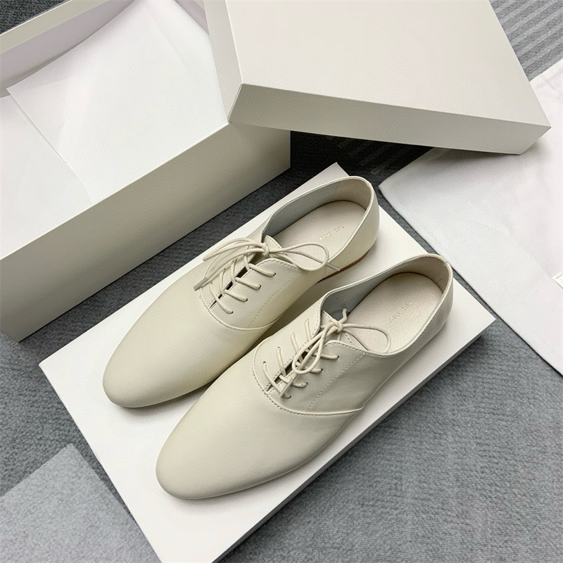 Női waxolt báránybőr loaferek, hegyes orr, lapos sarok, kötős zárás