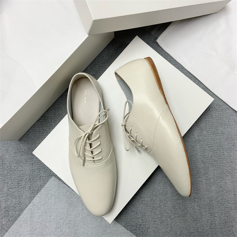 Női waxolt báránybőr loaferek, hegyes orr, lapos sarok, kötős zárás