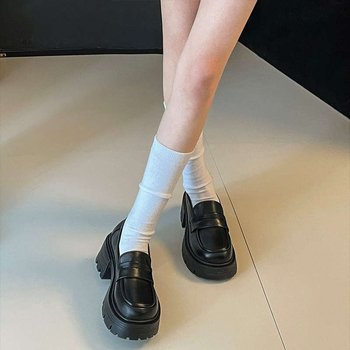 Ženske loaferse s debelim potplatom i okruglim nosom, slip-on, ljetno izdanje 2025, gornji materijal i podstava od Super fiber, potplat od gume, srednja visina potpetice 3–5 cm