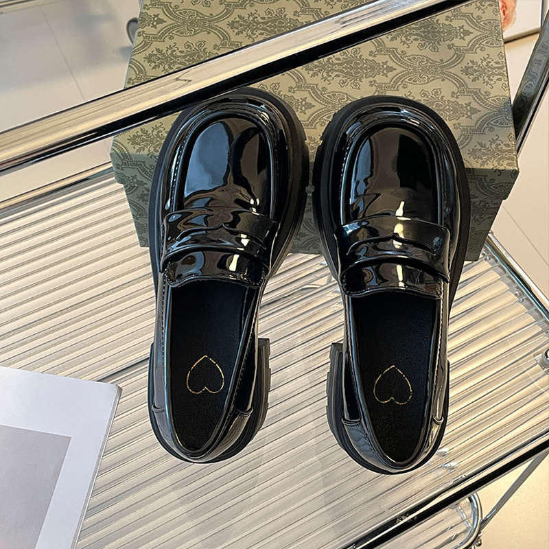 Ženske loaferse s debelim potplatom i okruglim nosom, slip-on, ljetno izdanje 2025, gornji materijal i podstava od Super fiber, potplat od gume, srednja visina potpetice 3–5 cm