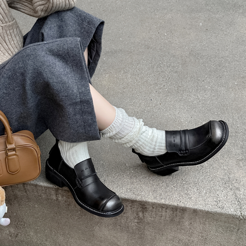 Ženske kožne cipele s srednjim blok-tokom u japanskom stilu, slip-on, zaobljena nosnica, gornji dio od kože prve klase teleće kože, gumeni potplat