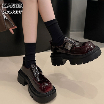 Női első osztályú marhabőrből készült loafer vastag sarokkal, magasságot növelő, Velcro-záras, gumitalp.