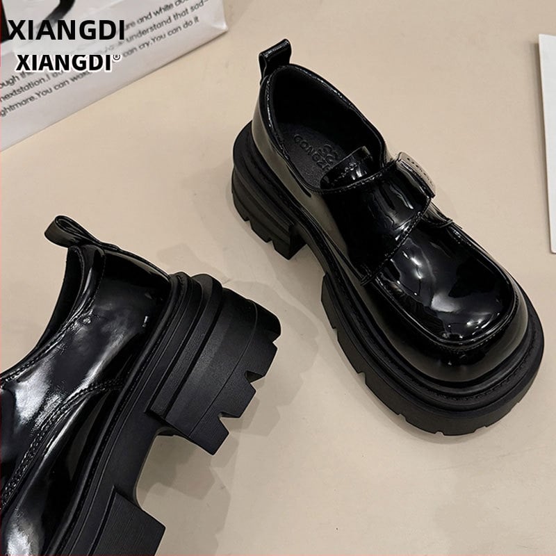 Női első osztályú marhabőrből készült loafer vastag sarokkal, magasságot növelő, Velcro-záras, gumitalp.