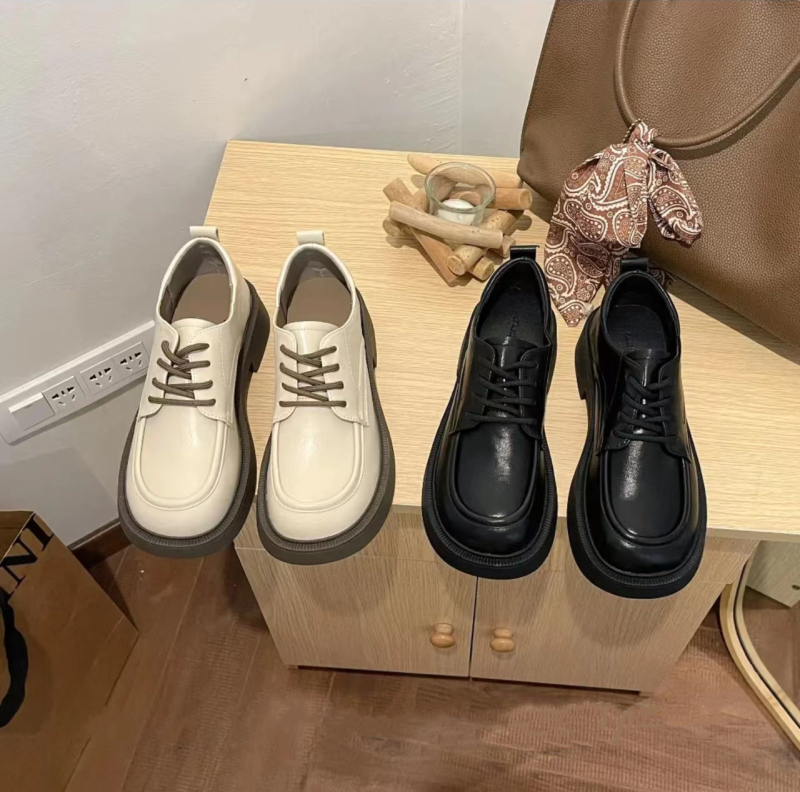 Ženske loafers - gornji dio od mikrovlakna, okrugla nosna, vezanje na šnure, plosni potplat, gumeni đon