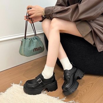 Loafers s okruglim nosom, satenski gornji dio, srednja visina pete 3-5 cm, gumena potplat