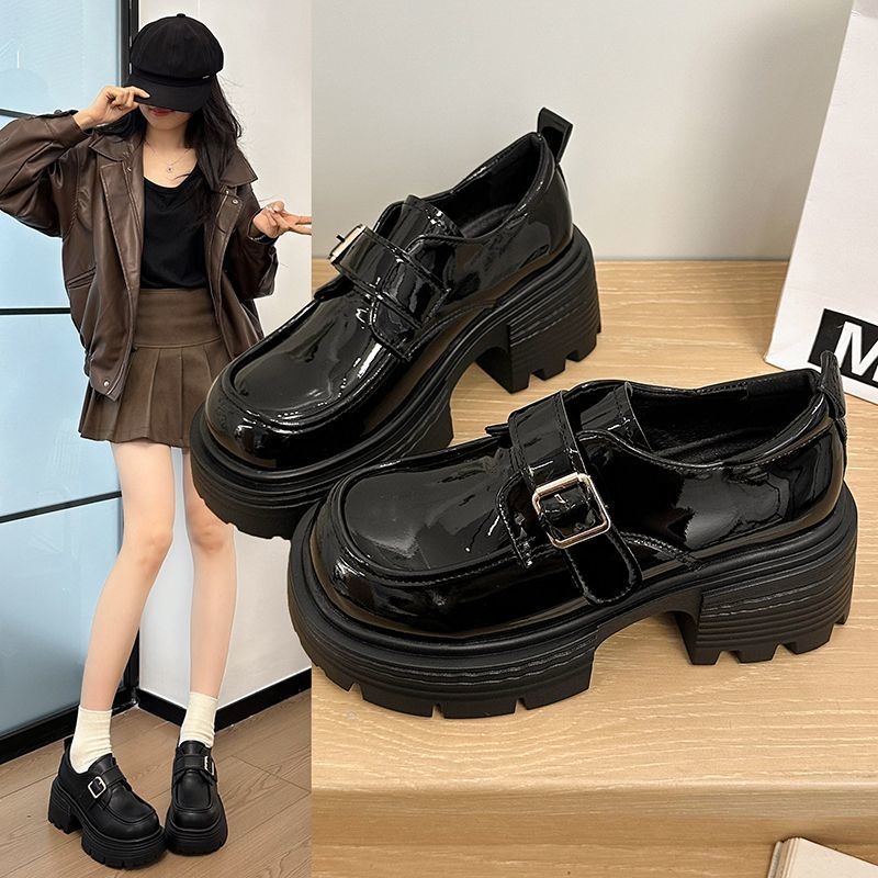 Loafers s okruglim nosom, satenski gornji dio, srednja visina pete 3-5 cm, gumena potplat