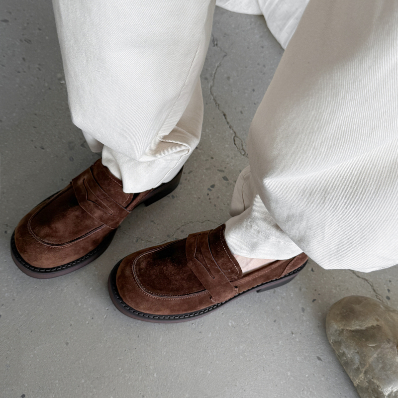 Mokasice od teleće kože, okrugli vrh, duboki otvor, debeli srednji blok peta 3-5 cm, slip-on