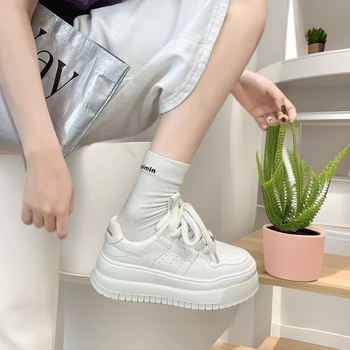 Маратонки с горна част от телешка кожа, дебела подметка за повдигане на височината, нисък връх, връзки, стелка от свинска кожа