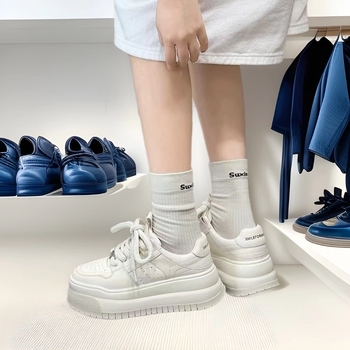 Маратонки с горна част от телешка кожа, дебела подметка за повдигане на височината, нисък връх, връзки, стелка от свинска кожа