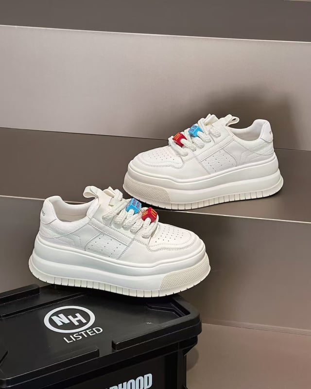 Маратонки с горна част от телешка кожа, дебела подметка за повдигане на височината, нисък връх, връзки, стелка от свинска кожа