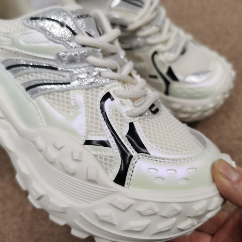 Ženske platforme u stilu dad shoes – gornji dio od kože i mreže, okrugli vrh, platforma 3–5 cm, vezanje, ulošak od prirodne kože