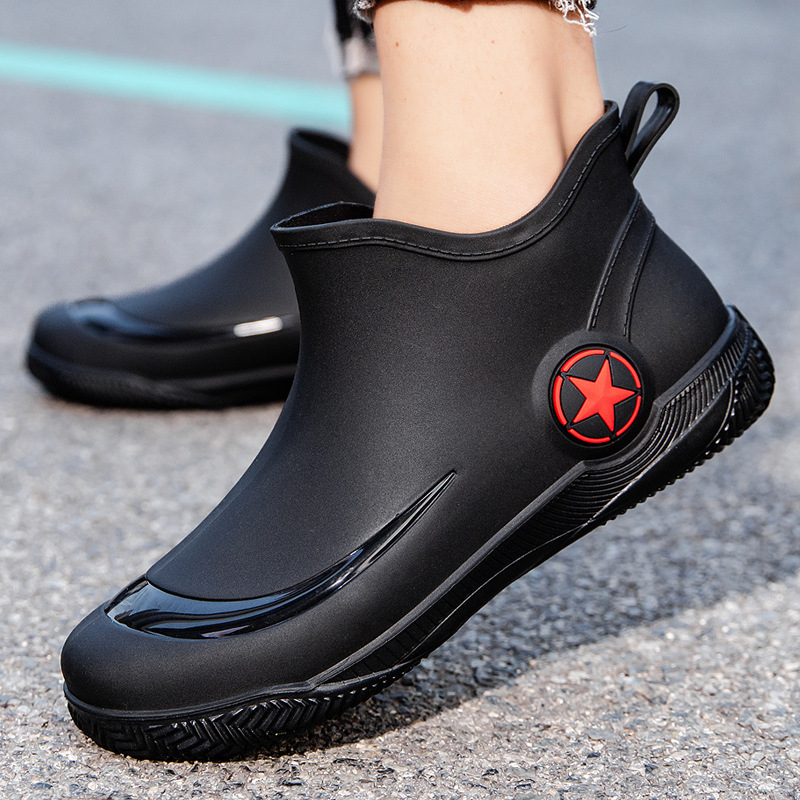 Férfi esőcsizmák rövid csővel, PVC felső rész, műanyag talp, csúszásmentes, kopásálló