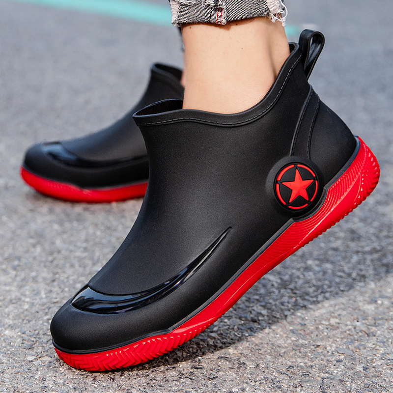 Férfi esőcsizmák rövid csővel, PVC felső rész, műanyag talp, csúszásmentes, kopásálló