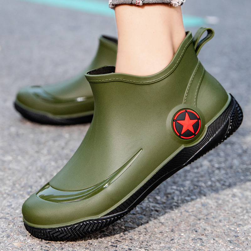 Férfi esőcsizmák rövid csővel, PVC felső rész, műanyag talp, csúszásmentes, kopásálló