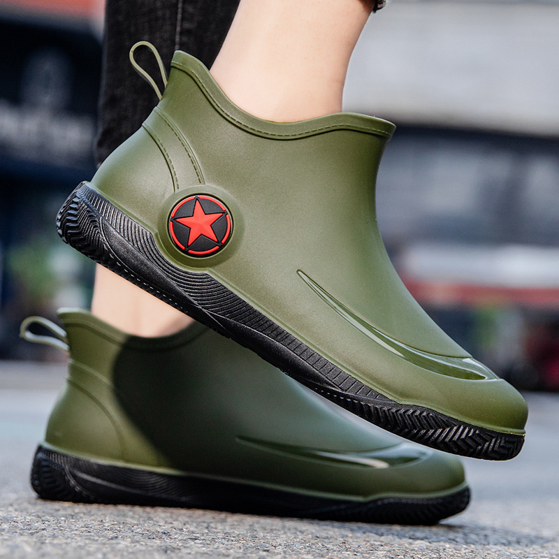 Férfi esőcsizmák rövid csővel, PVC felső rész, műanyag talp, csúszásmentes, kopásálló