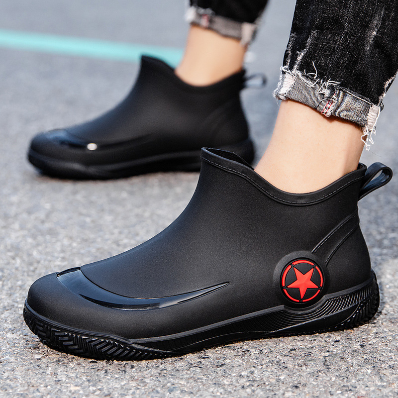 Férfi esőcsizmák rövid csővel, PVC felső rész, műanyag talp, csúszásmentes, kopásálló