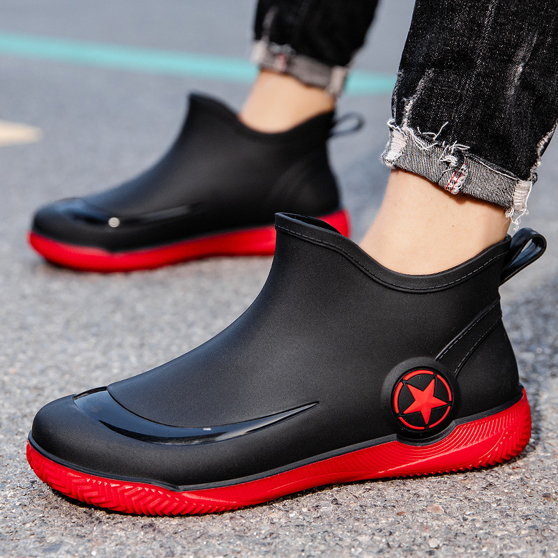 Férfi esőcsizmák rövid csővel, PVC felső rész, műanyag talp, csúszásmentes, kopásálló