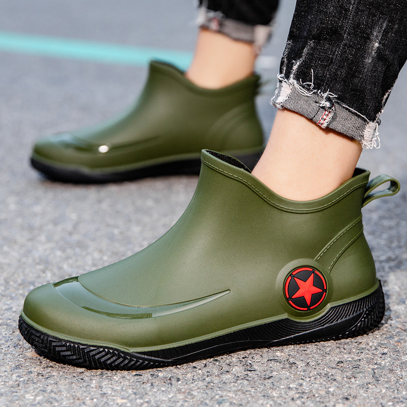 Férfi esőcsizmák rövid csővel, PVC felső rész, műanyag talp, csúszásmentes, kopásálló