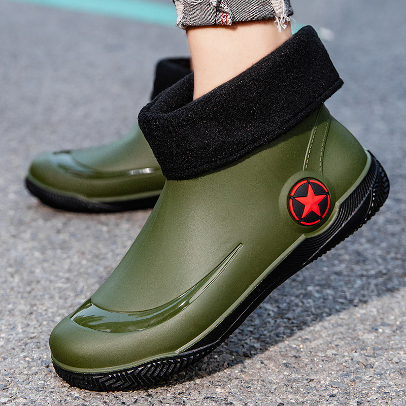 Férfi esőcsizmák rövid csővel, PVC felső rész, műanyag talp, csúszásmentes, kopásálló