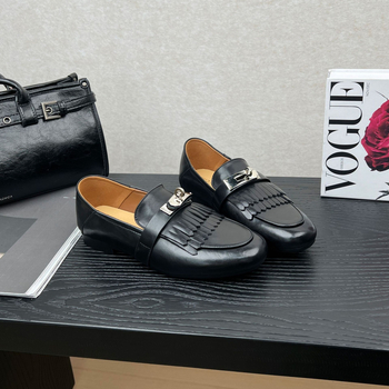 Ženske loafers s resicama u britskom retro stilu, ravne kožne cipele s metalnom kopčom, proljeće 2026