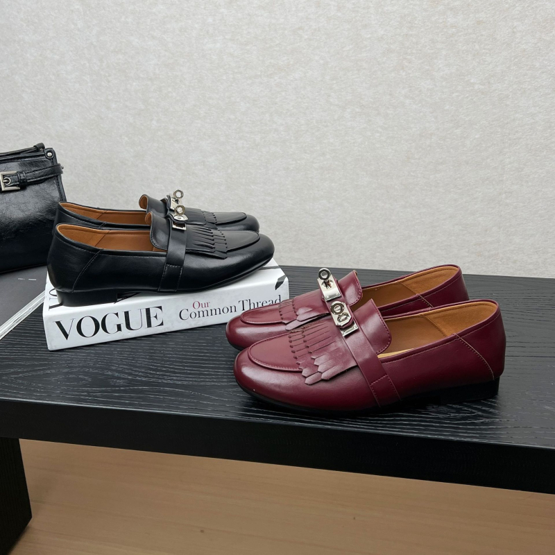 Ženske loafers s resicama u britskom retro stilu, ravne kožne cipele s metalnom kopčom, proljeće 2026