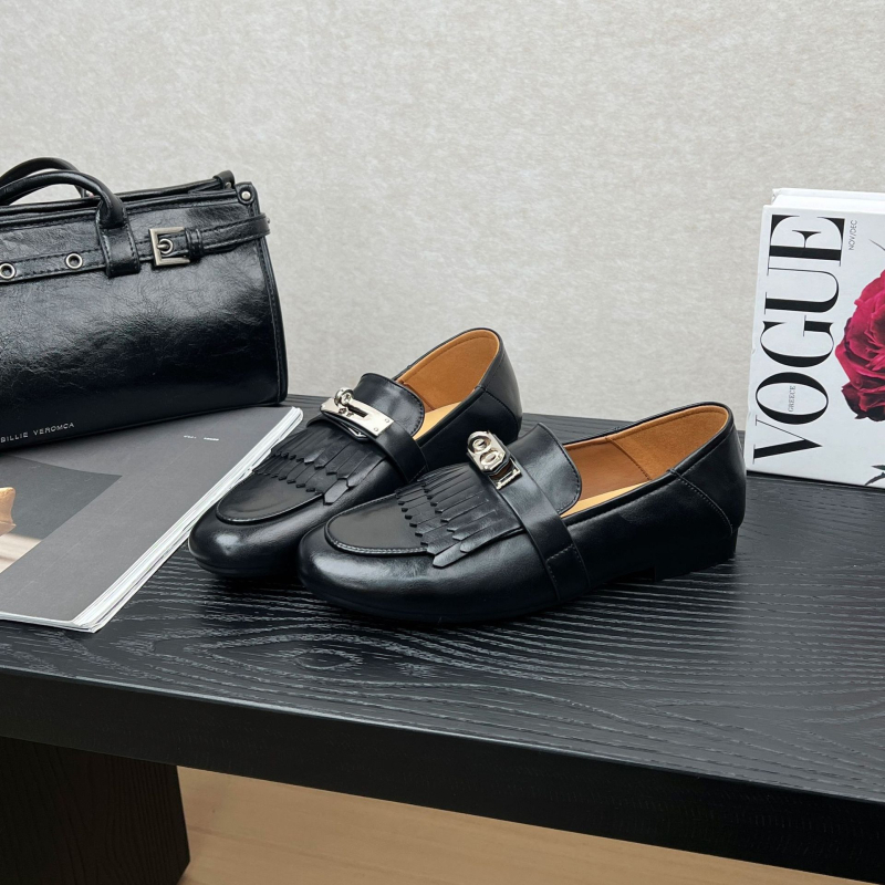 Ženske loafers s resicama u britskom retro stilu, ravne kožne cipele s metalnom kopčom, proljeće 2026