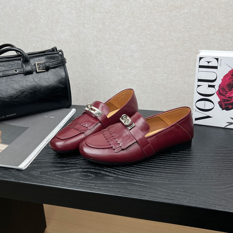Ženske loafers s resicama u britskom retro stilu, ravne kožne cipele s metalnom kopčom, proljeće 2026