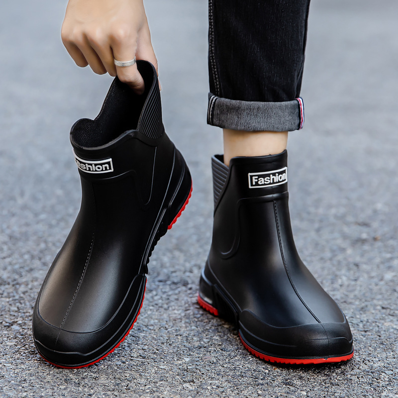 Uniszex koreai stílusú esőcsizma, csúszásmentes és vízálló, fleece bélés, PVC felső rész, műanyag talp, rövid szár, négy évszak