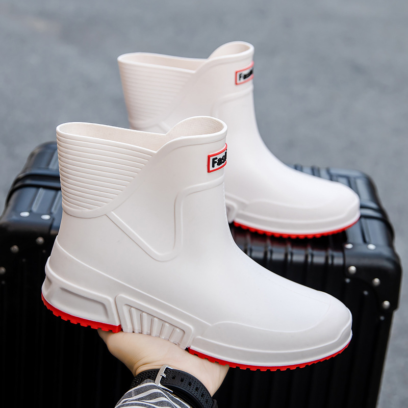 Uniszex koreai stílusú esőcsizma, csúszásmentes és vízálló, fleece bélés, PVC felső rész, műanyag talp, rövid szár, négy évszak