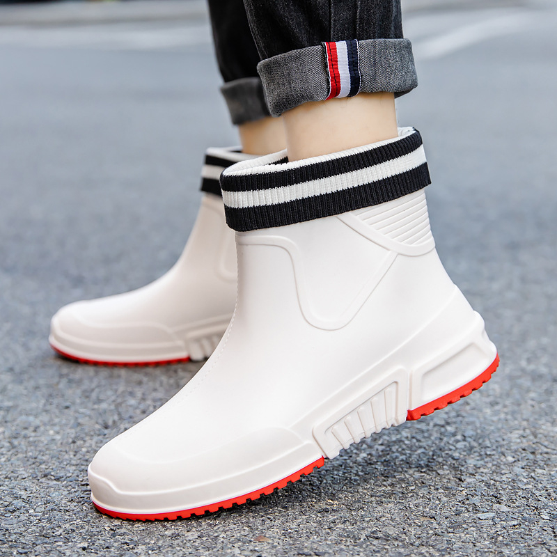 Uniszex koreai stílusú esőcsizma, csúszásmentes és vízálló, fleece bélés, PVC felső rész, műanyag talp, rövid szár, négy évszak