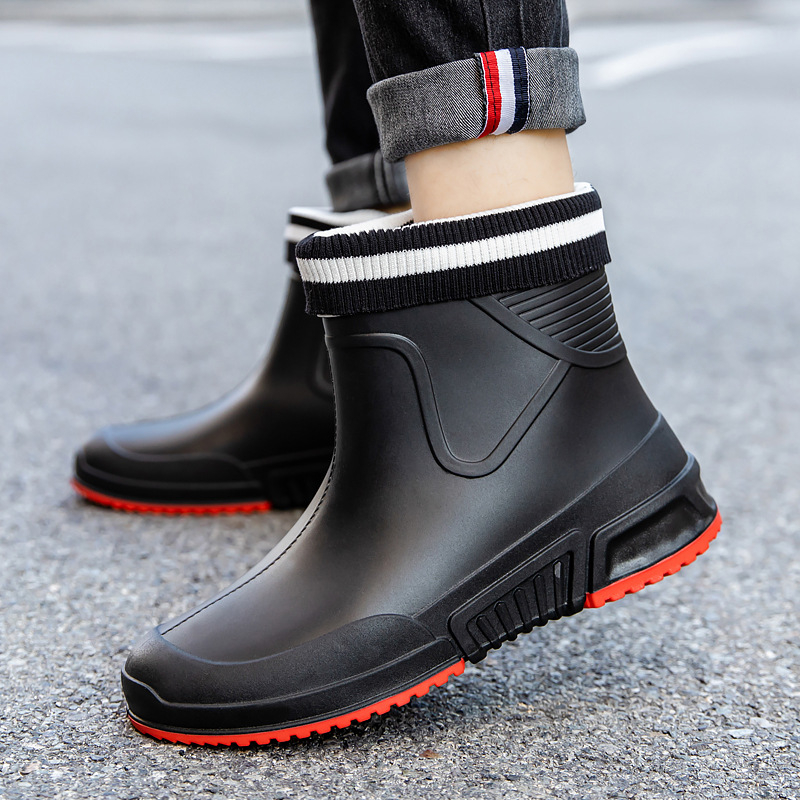 Uniszex koreai stílusú esőcsizma, csúszásmentes és vízálló, fleece bélés, PVC felső rész, műanyag talp, rövid szár, négy évszak