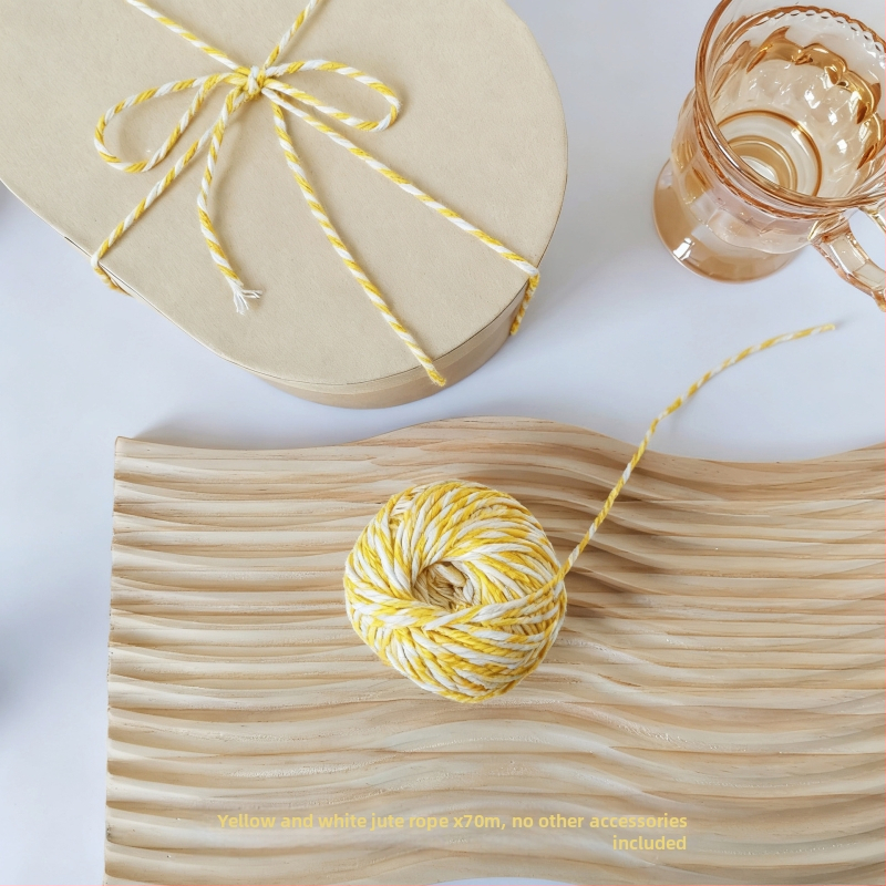 Vianočná blahoželacia karta — Gardenia Card Collection; prelakovaný papier, štvorfarebná tlač, jednoduchý a moderný štýl