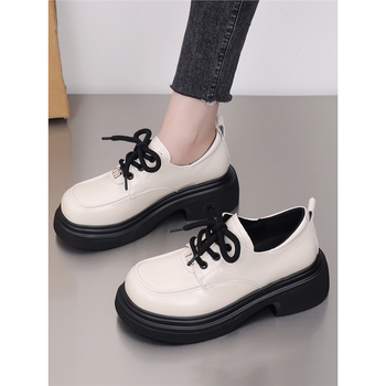 Loafers s PU gornjim dijelom, zaobljena nos, platforma 6-8 cm, gumeni đon, vezanje
